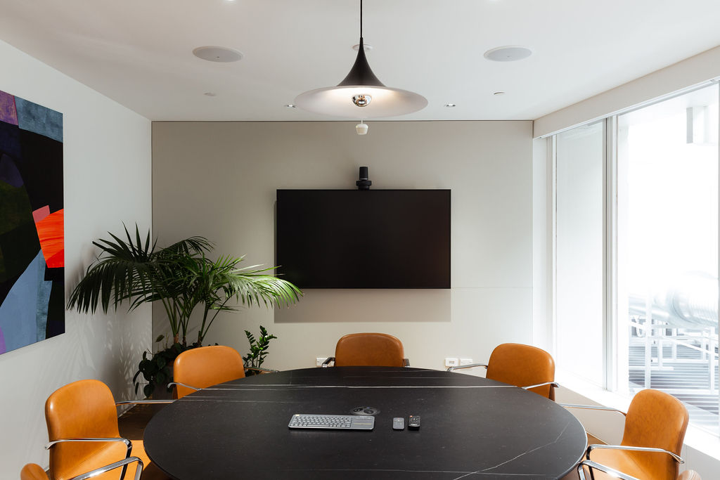 Round meeting room. A venue space for closely knit round table.