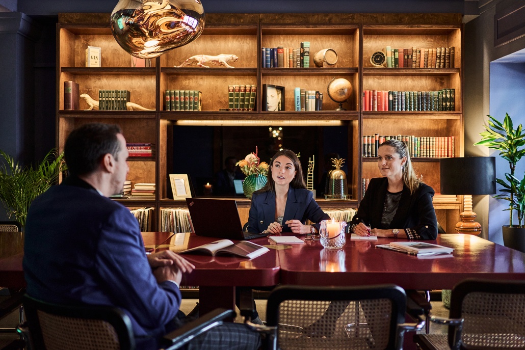The Famtain is the perfect location to connect with old friends and meet new people. Enjoy a drink at the bar or relax in one of the lounge areas. Famtain is warm and inviting and just waiting for you to visit.