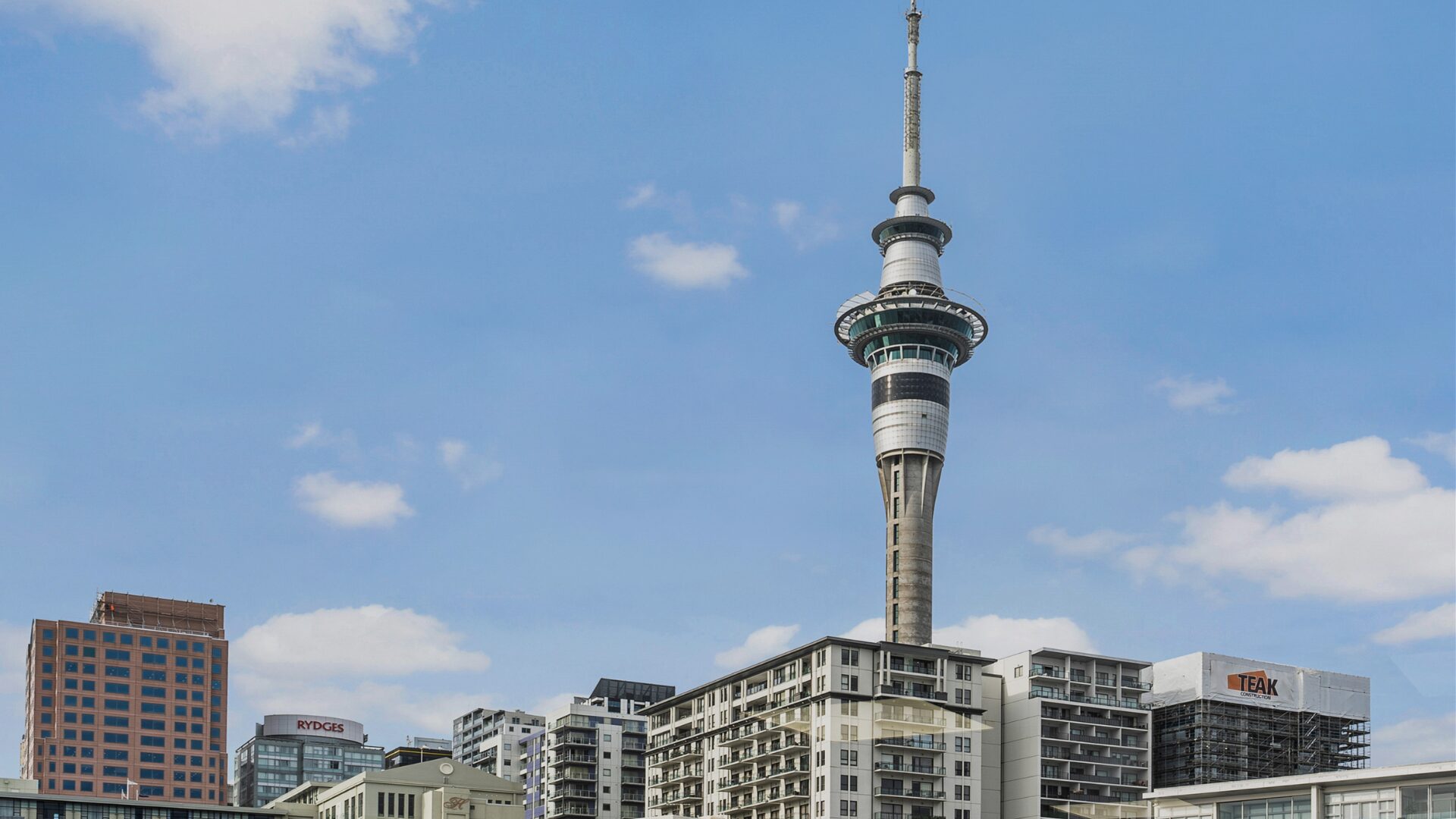 sky tower in auckland midtown
